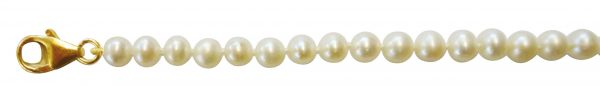 Perlenkette GG 333/-. Bezauberndes Perlencollier 45 cm lang mit superfeinen, nicht ganz runden, fast makellosen echten, schön glänzenden Süßwasserzuchtperlen5,3-6,5 mm und leicht roséfarbenen Luster. Hochwertiger Verschluss in feinem Gelbgold 333/-. Sehr
