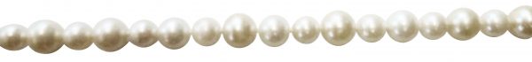 Perlenkette – Bezauberndes Perlencollier aus echten japanischen Akoyazuchtperlen 6,3-8,2 mm im Verlauf, 105 cm lang mit auffallend schönem, leicht cremefarbenen Lüster und einer fast ganz runden, mit sichtbaren Einschlüssen nahezu makellosen Oberfläche. H